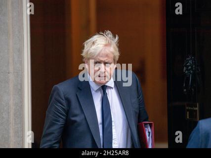 LONDON, 20. OKTOBER 2021, Premierminister Boris Johnson verlässt die Downing Street 10 zur Fragestunde im Unterhaus, als er angesichts des Winteranstiegs mit Fragen über sich verschlechternde Berichte über Coronaviren konfrontiert wird. Quelle: Lucy North/Alamy Live News Stockfoto