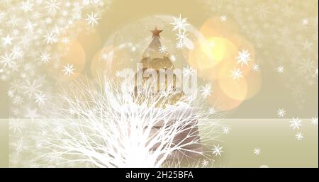 Bild des Schnees, der über den weihnachtsbaum fällt Stockfoto