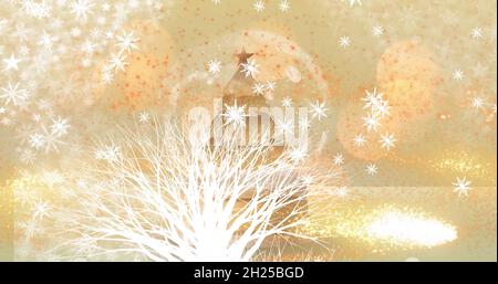 Bild des Schnees, der über den weihnachtsbaum fällt Stockfoto