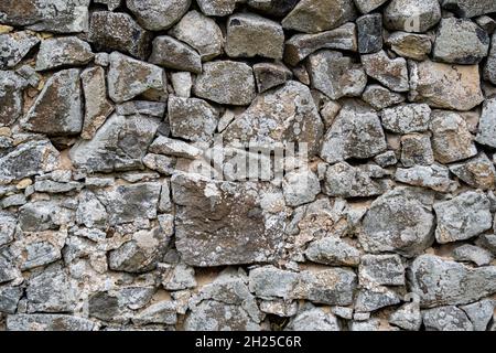 Natursteinmauer aus Feldsteinen Stockfoto