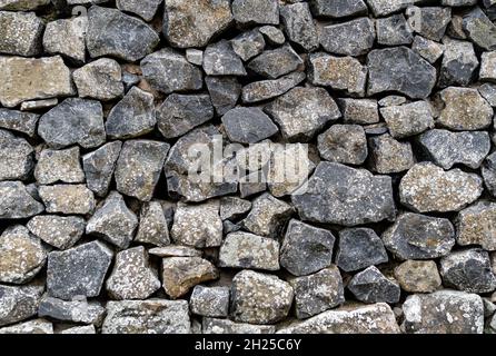 Natursteinmauer aus Feldsteinen Stockfoto