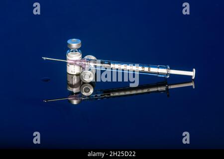 Spritze mit Fläschchen und Nadel Stockfoto