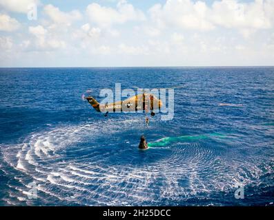 (5. Mai 1961) --- Astronaut Alan B. Shepard Jr. wird bei Beendigung seines Suborbitalfluges am 5. Mai 1961 von einem US-Marine-Hubschrauber aus der Nähe der Ostküste Floridas gerettet. Stockfoto