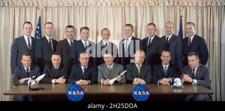 (1963) --- die ersten beiden Astronautengruppen, die von der National Aeronautics and Space Administration (NASA) ausgewählt wurden. Die ursprünglichen sieben Mercury-Astronauten, die im April 1959 ausgewählt wurden, sitzen von links nach rechts, L. Gordon Cooper Jr., Virgil I. Grissom, M. Scott Karpenter, Walter M. Schirra Jr., John H. Glenn Jr., Alan B. Shepard Jr. und Donald K. Slayton. Die zweite Gruppe von NASA-Astronauten, die im September 1962 benannt wurde, sind links nach rechts Edward H. White II, James A. McDivitt, John W. Young, Elliot M. See Jr., Charles Conrad Jr., Frank Borman, Neil A. Armstrong, Thomas P. Stafford und James A. L. Stockfoto