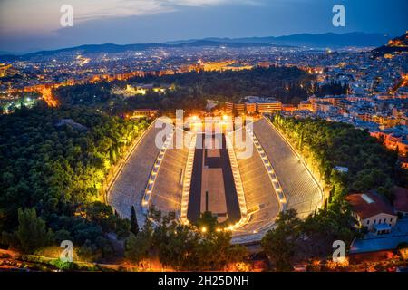 Luftaufnahme des ikonischen beleuchteten antiken Kalimarmaro oder des Panathenaic-Stadions, Austragungsort der ersten Olympischen Spiele in Athen, Attika, Griechenland Stockfoto