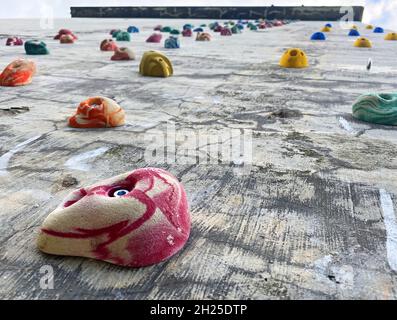 Hölzerne Kletterwand auf dem Spielplatz Stockfoto