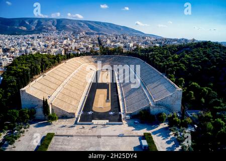 Luftaufnahme des ikonischen beleuchteten antiken Kalimarmaro- oder Panathenaic-Stadions, Austragungsort der ersten Olympischen Spiele in Athen, Attika, Griechenland Stockfoto