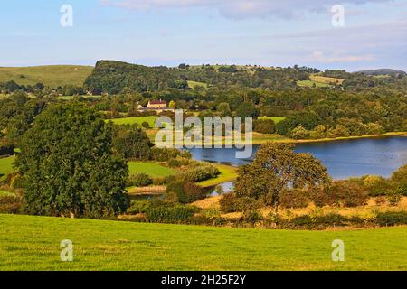 Blick auf die Landschaft von Hognaston über Carsington Water in Derbyshire, England, Großbritannien Stockfoto