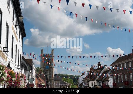 Bunting über der Hart Street, Henley-on-Thames, Oxfordshire, England zur Feier der Henley Royal Regatta 2021, St. Mary the Virgin Church im Hintergrund. Stockfoto