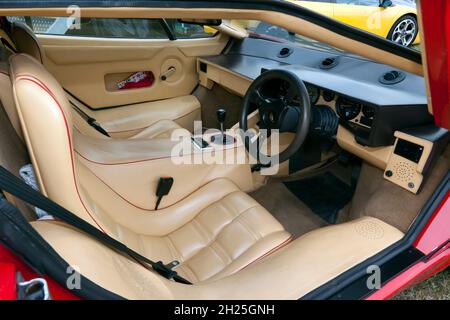 Innenansicht eines Red Lamborghini Countach aus dem Jahr 1988, ausgestellt auf der London Classic Car Show 2021 Stockfoto