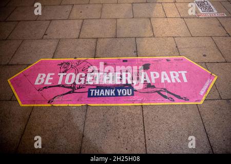 London, Großbritannien. Oktober 2021. Ein Be Together, Apart Social Distancing Schild vor einer Londoner U-Bahnstation. Quelle: Maureen McLean/Alamy Stockfoto