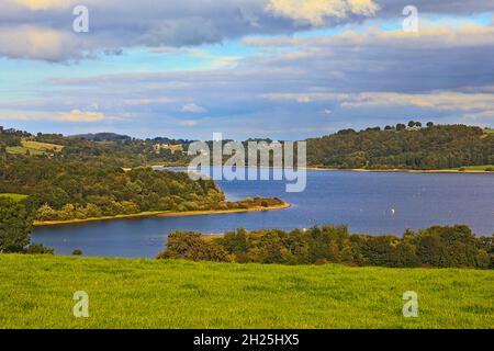 Blick auf Carsington Water von Hognaston in Derbyshire, England, Großbritannien Stockfoto