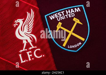 Nahaufnahme des Vereinswappens von Liverpool & West Ham United. Stockfoto