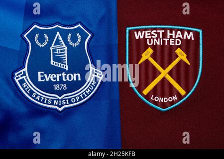 Nahaufnahme des Vereinswappens von Everton & West Ham United. Stockfoto