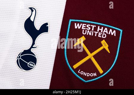 Nahaufnahme des Tottenham & West Ham United Vereinswappens. Stockfoto