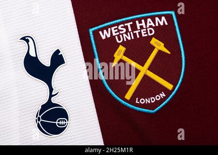 Nahaufnahme des Tottenham & West Ham United Vereinswappens. Stockfoto