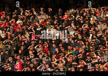 Fans von Manchester United schützen ihre Augen vor der Sonne - Leicester City gegen Manchester United, Premier League, King Power Stadium, Leicester, Großbritannien - 16. Oktober 2021 nur zur redaktionellen Verwendung - es gelten DataCo-Einschränkungen Stockfoto