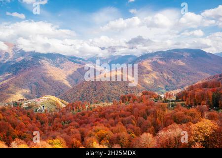 Wunderschöne Berglandschaft im Herbst. Draufsicht auf bunte Bäume in den kaukasischen Bergen. Stockfoto
