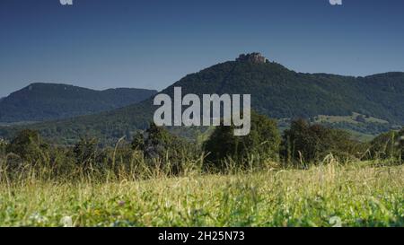 Schöne Aussicht auf die grünen Berge, die unter dem blauen Himmel schimmern Stockfoto