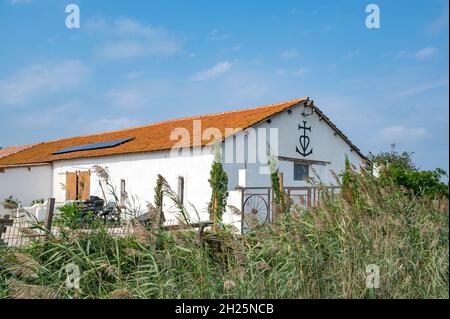 Ein 'Mas' mit dem Kreuz der Camargue - Haus und Kreuz sind sehr typisch für die Camargue, Südfrankreich Stockfoto