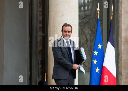 Paris, Frankreich. Oktober 2021. Der französische Minister für Übersee Sebastien Lecornu verlässt das Amt nach der wöchentlichen Kabinettssitzung am 20. Oktober 2021 im Elysée-Palast in Paris. Foto von Julie Sebadelha/ABACAPRESS.COM Quelle: Abaca Press/Alamy Live News Stockfoto