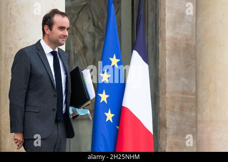 Paris, Frankreich. Oktober 2021. Der französische Minister für Übersee Sebastien Lecornu verlässt das Amt nach der wöchentlichen Kabinettssitzung am 20. Oktober 2021 im Elysée-Palast in Paris. Foto von Julie Sebadelha/ABACAPRESS.COM Quelle: Abaca Press/Alamy Live News Stockfoto