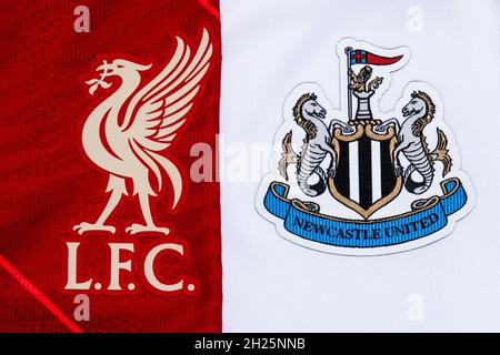 Nahaufnahme des Vereinswappens von Liverpool und Newcastle United Stockfoto