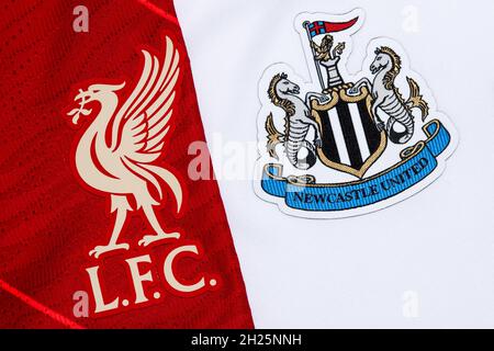 Nahaufnahme des Vereinswappens von Liverpool und Newcastle United Stockfoto