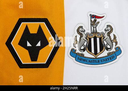 Nahaufnahme des Wolves & Newcastle United Vereinswappens Stockfoto