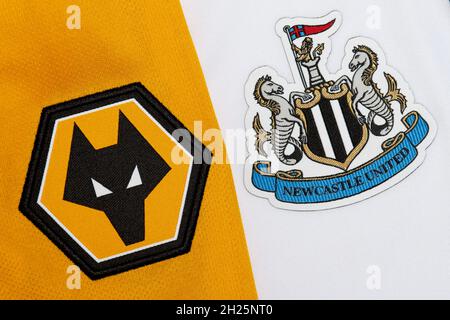 Nahaufnahme des Wolves & Newcastle United Vereinswappens Stockfoto