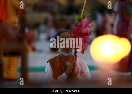 Yangon, Myanmar. Oktober 2021. Eine Frau ehrt die Shwedagon Pagode während des traditionellen Thadingyut Festivals in Yangon, Myanmar, 20. Oktober 2021. Quelle: U Aung/Xinhua/Alamy Live News Stockfoto