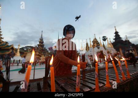 Yangon, Myanmar. Oktober 2021. Eine Frau hält am 20. Oktober 2021 in der Shwedagon-Pagode Joss Sticks, um während des traditionellen Thadingyut-Festivals in Yangon, Myanmar, zu beten. Quelle: U Aung/Xinhua/Alamy Live News Stockfoto