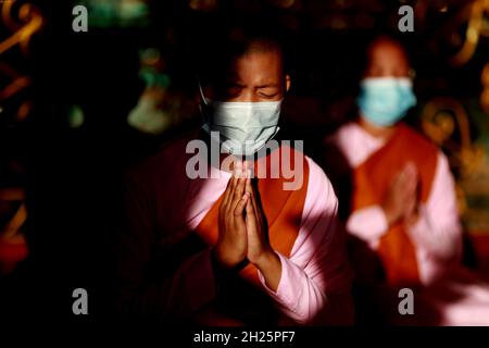 Yangon, Myanmar. Oktober 2021. Nonnen huldigen an der Shwedagon Pagode während des traditionellen Thadingyut Festivals in Yangon, Myanmar, am 20. Oktober 2021. Quelle: U Aung/Xinhua/Alamy Live News Stockfoto