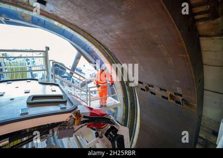 Pete Waterman bei der Enthüllung der 2,000-Tonnen-Tunnelbohrmaschine von HS2, die unter Long Itchington Wood, Warwickshire, einen 1,5 km langen Tunnel mit zwei Bohrungen erstellen wird. Die Maschine wurde Dorothy genannt, nachdem Dorothy Hodgkin nach einer öffentlichen Abstimmung als erste britische Frau den Nobelpreis für Chemie gewonnen hatte. Bilddatum: Mittwoch, 20. Oktober 2021. Stockfoto