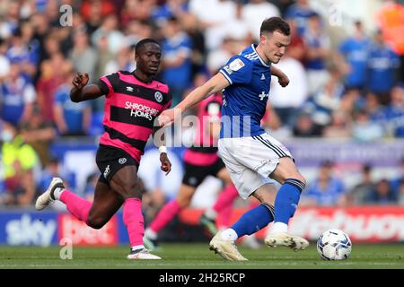 George Edmundson von Ipswich Town und Daniel Udoh von Shrewsbury Town - Ipswich Town / Shrewsbury Town, Sky Bet League One, Portman Road, Ipswich, Großbritannien - 9. Oktober 2021 nur zur redaktionellen Verwendung – es gelten die Einschränkungen von DataCo Stockfoto