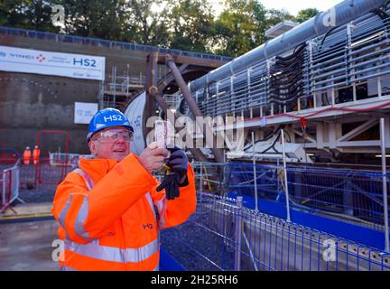 Pete Waterman bei der Enthüllung der 2,000-Tonnen-Tunnelbohrmaschine von HS2, die unter Long Itchington Wood, Warwickshire, einen 1,5 km langen Tunnel mit zwei Bohrungen erstellen wird. Die Maschine wurde Dorothy genannt, nachdem Dorothy Hodgkin nach einer öffentlichen Abstimmung als erste britische Frau den Nobelpreis für Chemie gewonnen hatte. Bilddatum: Mittwoch, 20. Oktober 2021. Stockfoto