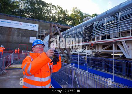 Pete Waterman bei der Enthüllung der 2,000-Tonnen-Tunnelbohrmaschine von HS2, die unter Long Itchington Wood, Warwickshire, einen 1,5 km langen Tunnel mit zwei Bohrungen erstellen wird. Die Maschine wurde Dorothy genannt, nachdem Dorothy Hodgkin nach einer öffentlichen Abstimmung als erste britische Frau den Nobelpreis für Chemie gewonnen hatte. Bilddatum: Mittwoch, 20. Oktober 2021. Stockfoto