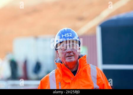 Pete Waterman bei der Enthüllung der 2,000-Tonnen-Tunnelbohrmaschine von HS2, die unter Long Itchington Wood, Warwickshire, einen 1,5 km langen Tunnel mit zwei Bohrungen erstellen wird. Die Maschine wurde Dorothy genannt, nachdem Dorothy Hodgkin nach einer öffentlichen Abstimmung als erste britische Frau den Nobelpreis für Chemie gewonnen hatte. Bilddatum: Mittwoch, 20. Oktober 2021. Stockfoto