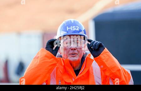 Pete Waterman bei der Enthüllung der 2,000-Tonnen-Tunnelbohrmaschine von HS2, die unter Long Itchington Wood, Warwickshire, einen 1,5 km langen Tunnel mit zwei Bohrungen erstellen wird. Die Maschine wurde Dorothy genannt, nachdem Dorothy Hodgkin nach einer öffentlichen Abstimmung als erste britische Frau den Nobelpreis für Chemie gewonnen hatte. Bilddatum: Mittwoch, 20. Oktober 2021. Stockfoto