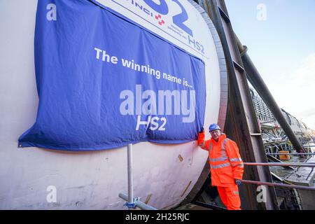 Pete Waterman bei der Enthüllung der 2,000-Tonnen-Tunnelbohrmaschine von HS2, die unter Long Itchington Wood, Warwickshire, einen 1,5 km langen Tunnel mit zwei Bohrungen erstellen wird. Die Maschine wurde Dorothy genannt, nachdem Dorothy Hodgkin nach einer öffentlichen Abstimmung als erste britische Frau den Nobelpreis für Chemie gewonnen hatte. Bilddatum: Mittwoch, 20. Oktober 2021. Stockfoto