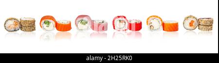 Set von Sushi-Rollen mit Reflektion isoliert auf weißem Hintergrund. Heiße Sushi-Brötchen, Maki-, philadelphia- und california-Brötchen. Panorama, Banner. Stockfoto