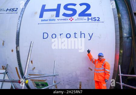 Pete Waterman bei der Enthüllung der 2,000-Tonnen-Tunnelbohrmaschine von HS2, die unter Long Itchington Wood, Warwickshire, einen 1,5 km langen Tunnel mit zwei Bohrungen erstellen wird. Die Maschine wurde Dorothy genannt, nachdem Dorothy Hodgkin nach einer öffentlichen Abstimmung als erste britische Frau den Nobelpreis für Chemie gewonnen hatte. Bilddatum: Mittwoch, 20. Oktober 2021. Stockfoto