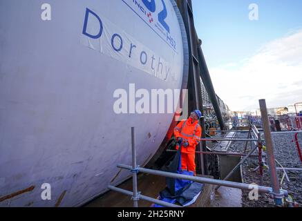 Pete Waterman bei der Enthüllung der 2,000-Tonnen-Tunnelbohrmaschine von HS2, die unter Long Itchington Wood, Warwickshire, einen 1,5 km langen Tunnel mit zwei Bohrungen erstellen wird. Die Maschine wurde Dorothy genannt, nachdem Dorothy Hodgkin nach einer öffentlichen Abstimmung als erste britische Frau den Nobelpreis für Chemie gewonnen hatte. Bilddatum: Mittwoch, 20. Oktober 2021. Stockfoto