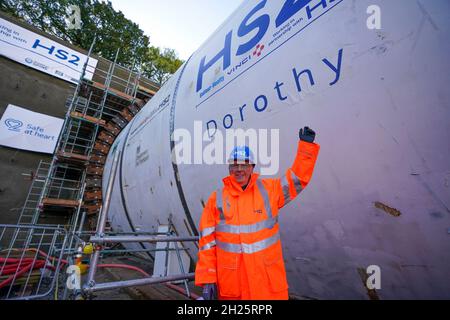 Pete Waterman bei der Enthüllung der 2,000-Tonnen-Tunnelbohrmaschine von HS2, die unter Long Itchington Wood, Warwickshire, einen 1,5 km langen Tunnel mit zwei Bohrungen erstellen wird. Die Maschine wurde Dorothy genannt, nachdem Dorothy Hodgkin nach einer öffentlichen Abstimmung als erste britische Frau den Nobelpreis für Chemie gewonnen hatte. Bilddatum: Mittwoch, 20. Oktober 2021. Stockfoto