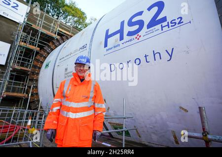 Pete Waterman bei der Enthüllung der 2,000-Tonnen-Tunnelbohrmaschine von HS2, die unter Long Itchington Wood, Warwickshire, einen 1,5 km langen Tunnel mit zwei Bohrungen erstellen wird. Die Maschine wurde Dorothy genannt, nachdem Dorothy Hodgkin nach einer öffentlichen Abstimmung als erste britische Frau den Nobelpreis für Chemie gewonnen hatte. Bilddatum: Mittwoch, 20. Oktober 2021. Stockfoto