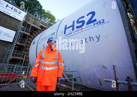 Pete Waterman bei der Enthüllung der 2,000-Tonnen-Tunnelbohrmaschine von HS2, die unter Long Itchington Wood, Warwickshire, einen 1,5 km langen Tunnel mit zwei Bohrungen erstellen wird. Die Maschine wurde Dorothy genannt, nachdem Dorothy Hodgkin nach einer öffentlichen Abstimmung als erste britische Frau den Nobelpreis für Chemie gewonnen hatte. Bilddatum: Mittwoch, 20. Oktober 2021. Stockfoto