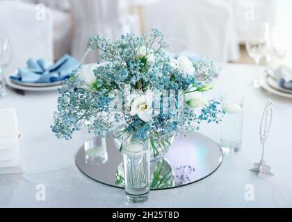 Blumen Tischdekorationen für Hochzeitsessen oder Feiertage. Wunderschöne Inneneinstellung mit wunderschönen Blumen zum Abendessen, Hochzeitsempfang, andere fe Stockfoto