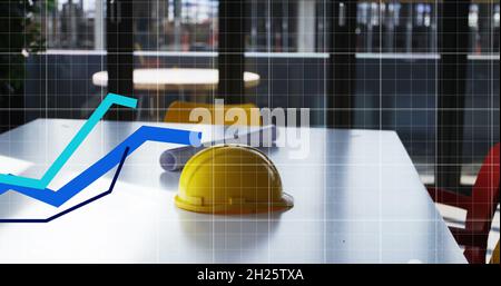 Rote Diagramme, die Daten gegen den Sicherheitshelm verschieben, und Blaupause auf dem Tisch Stockfoto