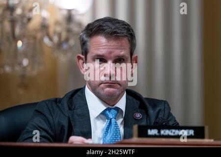 Der Vertreter der Vereinigten Staaten, Adam Kinzinger (Republikaner von Illinois), hört zu, wie das mit der Untersuchung des Anschlags auf das Kapitol am 6. Januar beauftragte Wahlkomitee des Repräsentantenhauses zusammenkommt, um einen der Verbündeten des ehemaligen Präsidenten Donald Trump, den ehemaligen Strategen Steve Bannon, im Bürogebäude des Canon House in Washington, DC, zu verachten. 19. Oktober 2021. Kredit: Rod Lampey / CNP/Sipa USA Stockfoto