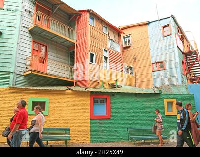 Mehrfarbige alte Gebäude im Viertel La Boca, einem der berühmtesten Touristenziele in Buenos Aires, Argentinien Stockfoto